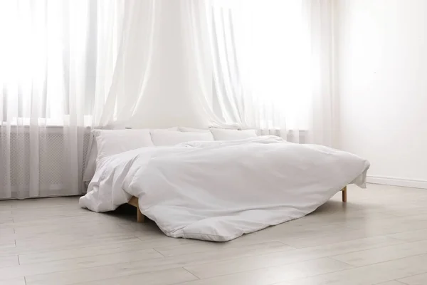 Comfortabel Bed Lichte Kamer Interieur Design — Stockfoto