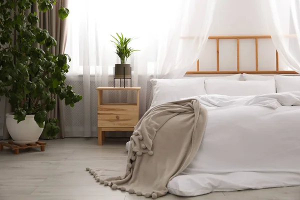Lichte Moderne Kamer Interieur Met Comfortabel Bed — Stockfoto