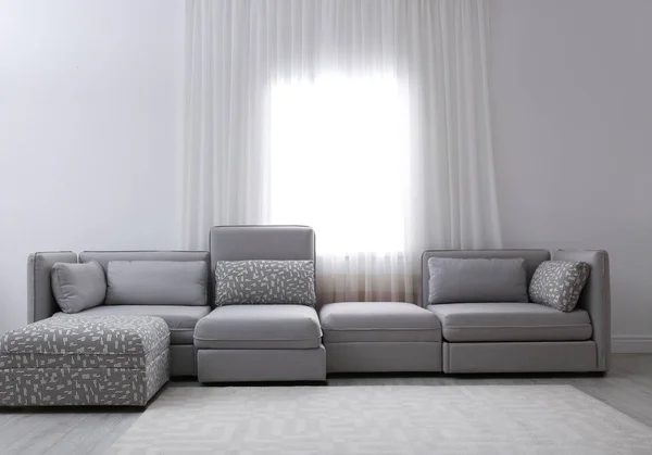 Interior Ruang Tamu Sederhana Dengan Sofa Nyaman Dekat Jendela — Stok Foto