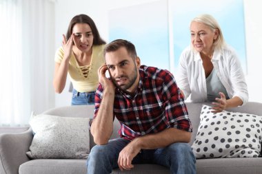 Evde Karısı ve-in-Law tartışmayı genç adam. Aile kavga
