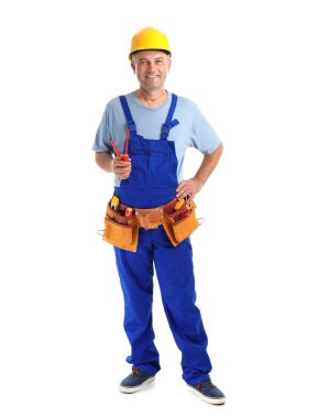 Elektrikçi beyaz arka plan üzerinde üniforması araçları ile