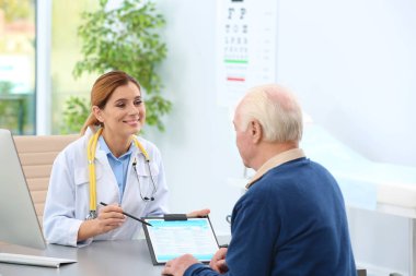 Doktor hastanede yaşlı hasta ile çalışma