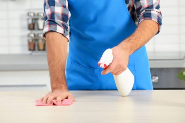 Temizlik malzemeleri mutfakta katta ayarlayın. Metin için yer