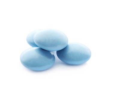 Beyaz arka plan üzerinde renkli hapları yığını