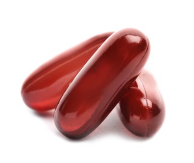 Beyaz arka plan üzerinde renkli hapları yığını