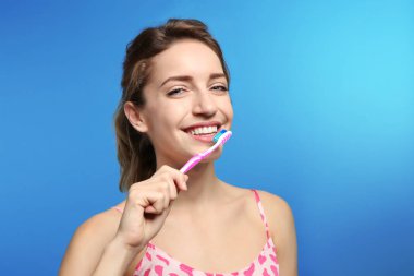 Banyo aynada yakınındaki diş fırçası ile genç çift. Kişisel hijyen