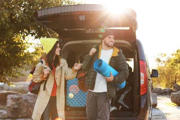 Junges Paar Mit Campingausrüstung Der Nähe Des Kofferraums — Stockfoto