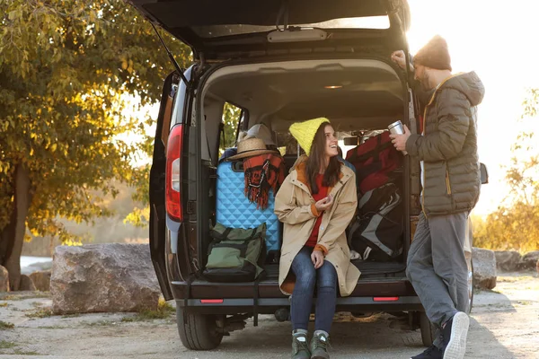 Junges Paar Packt Campingausrüstung Den Kofferraum — Stockfoto