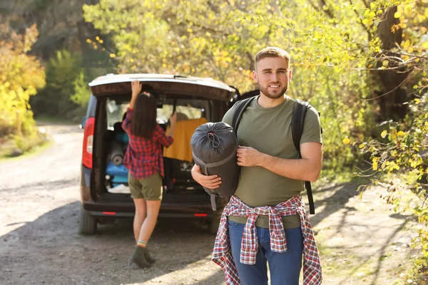 Camper Masculino Con Saco Dormir Aire Libre Espacio Para Texto — Foto de Stock