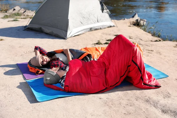 Camper Liegen Schlafsäcken Wilden Strand — Stockfoto