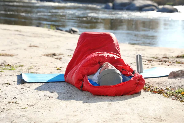 Männlicher Camper Liegt Schlafsack Wilden Strand — Stockfoto