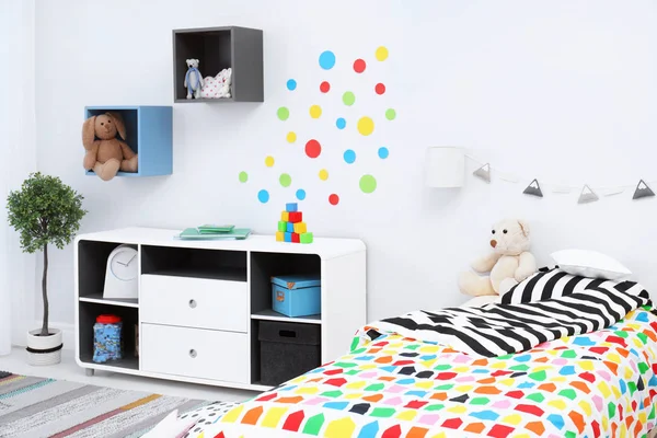 Quarto Infantil Moderno Interior Com Cama Confortável Tapete Listrado Espaço — Fotografia de Stock