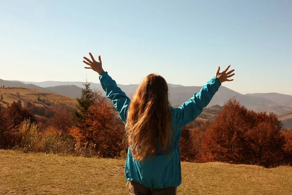 Femme Vêtements Chauds Appréciant Paysage Montagne — Photo