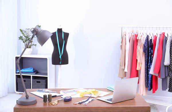 Lugar Trabajo Del Estilista Con Escritorio Cómodo Estante Con Ropa — Foto de Stock