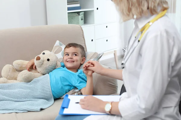 Médico Infantil Visitando Menino Casa — Fotografia de Stock