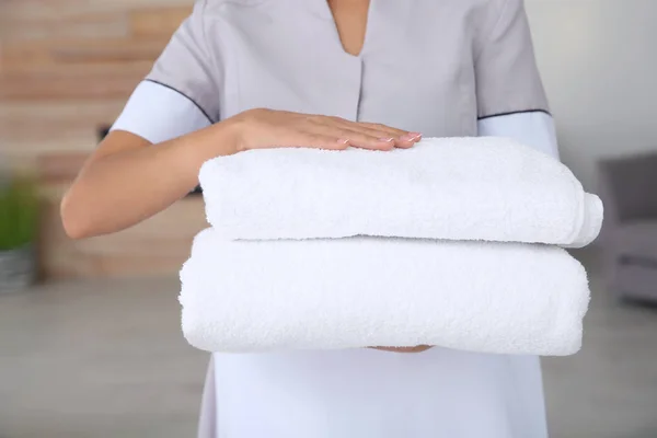 Młoda Pokojówka Czyste Ręczniki Pokoju Hotelowym Zbliżenie — Zdjęcie stockowe