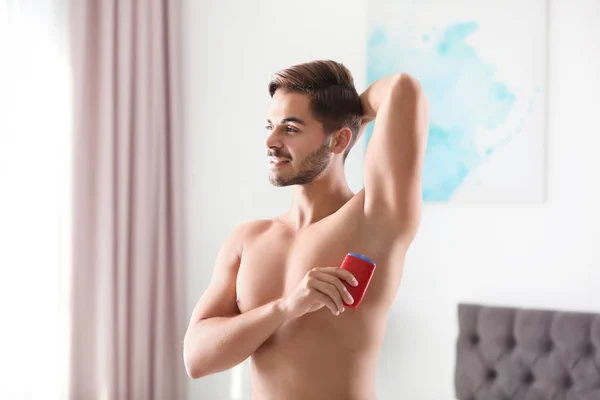 Joven Guapo Aplicando Desodorante Habitación — Foto de Stock