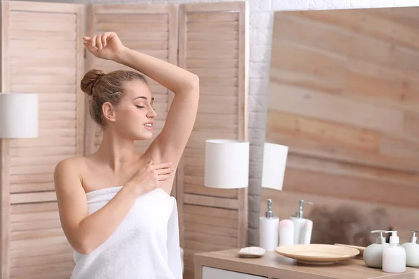Güzel Genç Kadın Banyoda Duş Sonra Deodorant Kullanmanın Kavramı — Stok fotoğraf