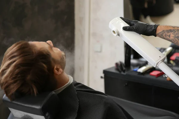 Joven Visitando Barbería Servicio Afeitado Profesional — Foto de Stock