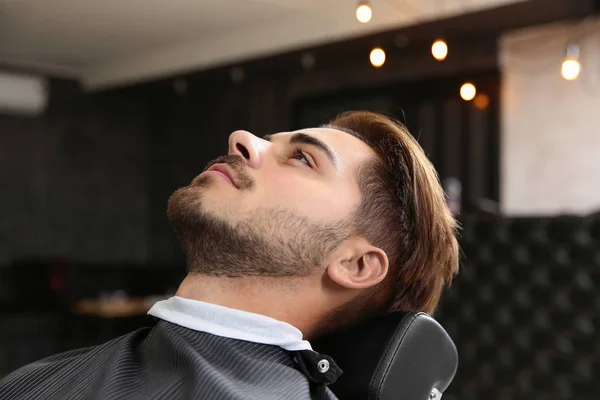 Joven Visitando Barbería Servicio Afeitado Profesional — Foto de Stock