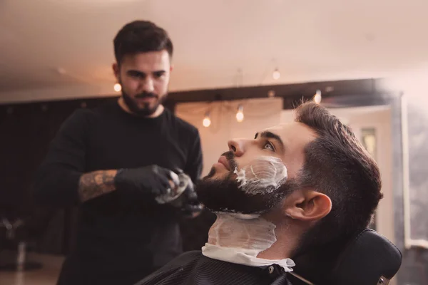 Frisören Tillämpa Serum Klientens Skägg Barbershop Professionell Rakning Service — Stockfoto