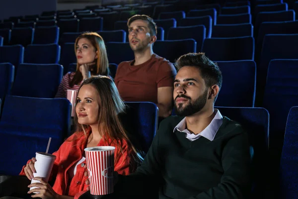 Młodzi Ludzie Jedzenie Popcorn Podczas Showtime Kino Teatr — Zdjęcie stockowe