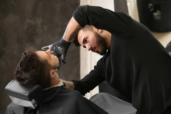 Peluquería Aplicando Suero Barba Del Cliente Barbería Servicio Afeitado Profesional — Foto de Stock