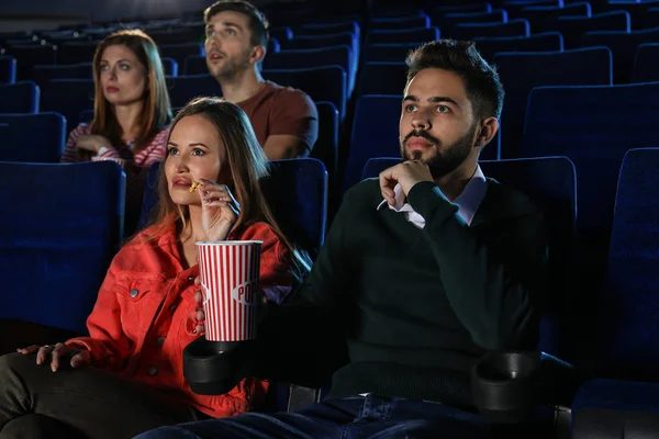 Młodzi Ludzie Jedzenie Popcorn Podczas Showtime Kino Teatr — Zdjęcie stockowe