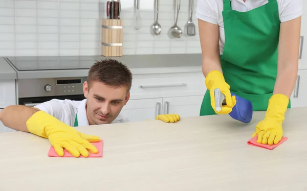 Homem Zelador Limpeza Móveis Cozinha Com Pano Casa — Fotografia de Stock