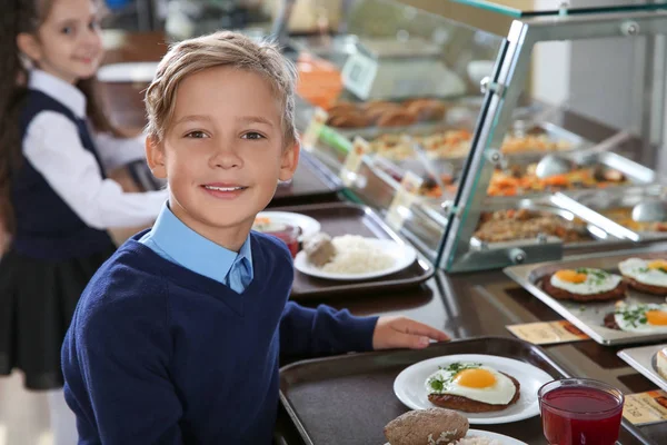 Niños Cerca Servir Línea Con Comida Saludable Cantina Escuela —  Fotos de Stock