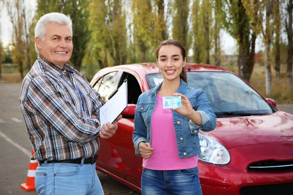 Instrutor Sênior Mulher Feliz Com Carta Condução Livre — Fotografia de Stock