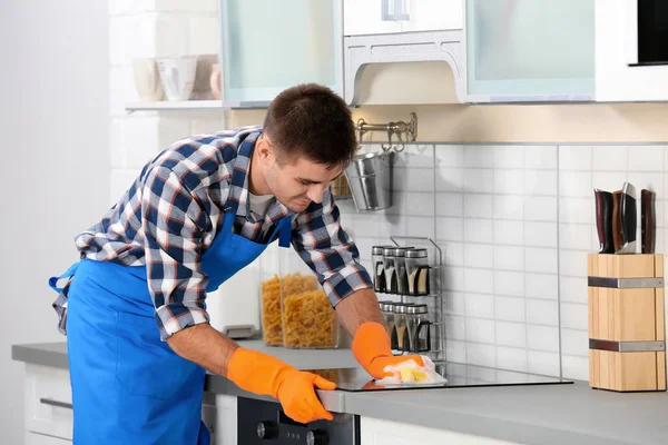 Homem Zelador Limpeza Móveis Cozinha Com Pano Casa — Fotografia de Stock