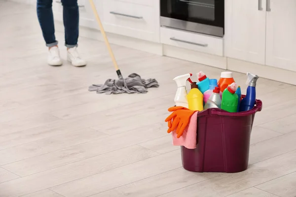 Conjunto Materiais Limpeza Chão Cozinha Espaço Para Texto — Fotografia de Stock