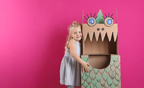 Petite Fille Mignonne Jouant Avec Dragon Carton Sur Fond Blanc — Photo