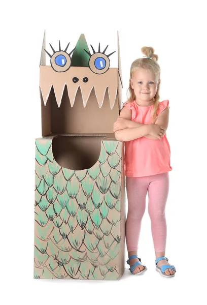 Petite Fille Mignonne Jouant Avec Dragon Carton Sur Fond Blanc — Photo