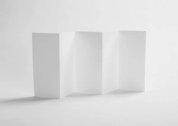 空白小册子在白色背景 模拟设计 — 图库照片
