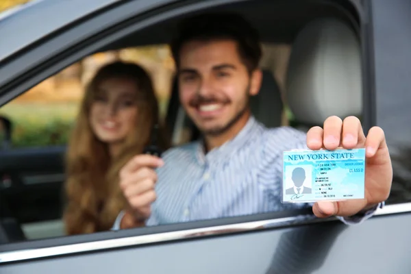 Jovem Com Carta Condução Carro Com Passageiro Espaço Para Texto — Fotografia de Stock