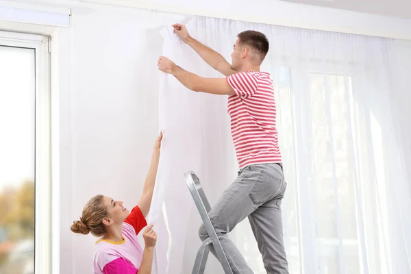 Pareja Joven Colgando Cortina Ventana Interior Elemento Decoración Interior — Foto de Stock