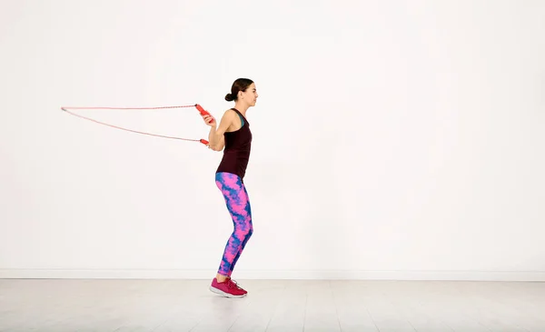 Entrenamiento Mujer Joven Deportiva Con Cuerda Salto Sala Luz —  Fotos de Stock