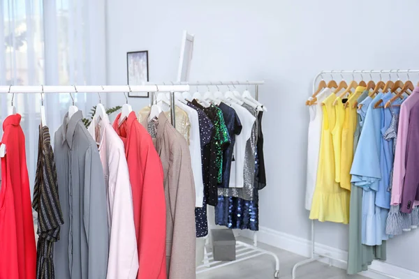 Garderobenständer Mit Verschiedenen Stylischen Kleidungsstücken Hellen Raum — Stockfoto