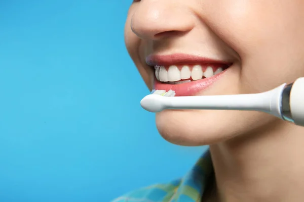Casal Jovem Com Escovas Dentes Perto Espelho Banheiro Higiene Pessoal — Fotografia de Stock