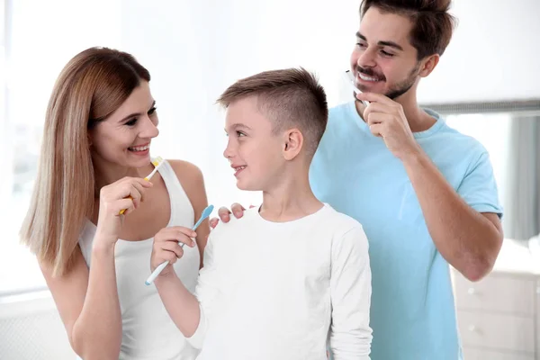 Familia Feliz Con Cepillos Dientes Cerca Del Espejo Baño Higiene — Foto de Stock