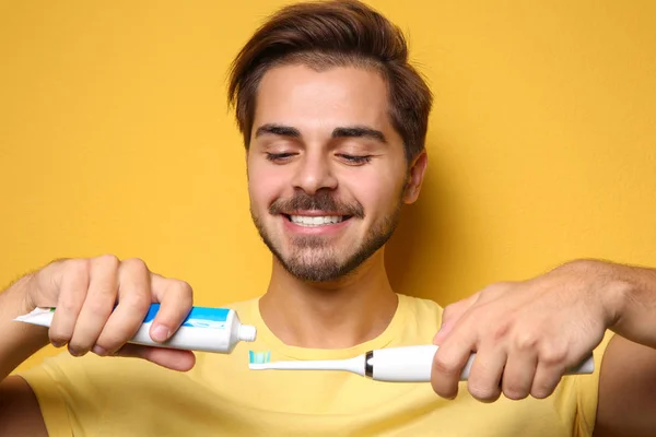 Портрет Молодого Человека Электрической Зубной Щеткой Пастой Цветном Фоне — стоковое фото