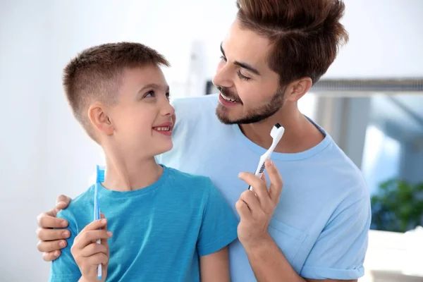 Молодий Чоловік Його Син Зубними Щітками Ванній Особиста Гігієна — стокове фото