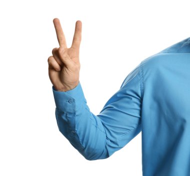 Genç adam zafer jest beyaz arka plan üzerinde gösterilen