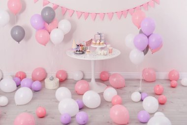 Parti davranır ve oda tablo öğeleri balonlarla süslü
