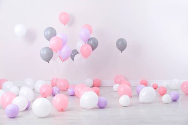 Duvarının yakınında renkli balonlar ile dekore edilmiş Oda