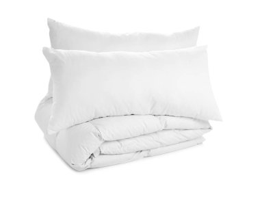 Yumuşak battaniye ve yastıklar beyaz arka plan üzerinde