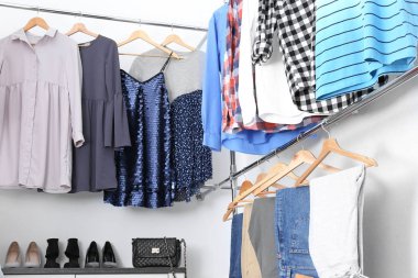 Modern soyunma odası farklı şık giysiler ve ayakkabı ile