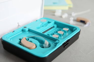 Veren hasta işitme cihazı Kliniği, closeup masada doktor